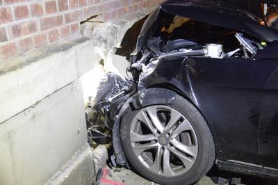 Esslingen: Frau faehrt mit Vollgas aus Parkhaus rammt Fussgaengerin und knallt gegen Mauer - mehrere Verletzte